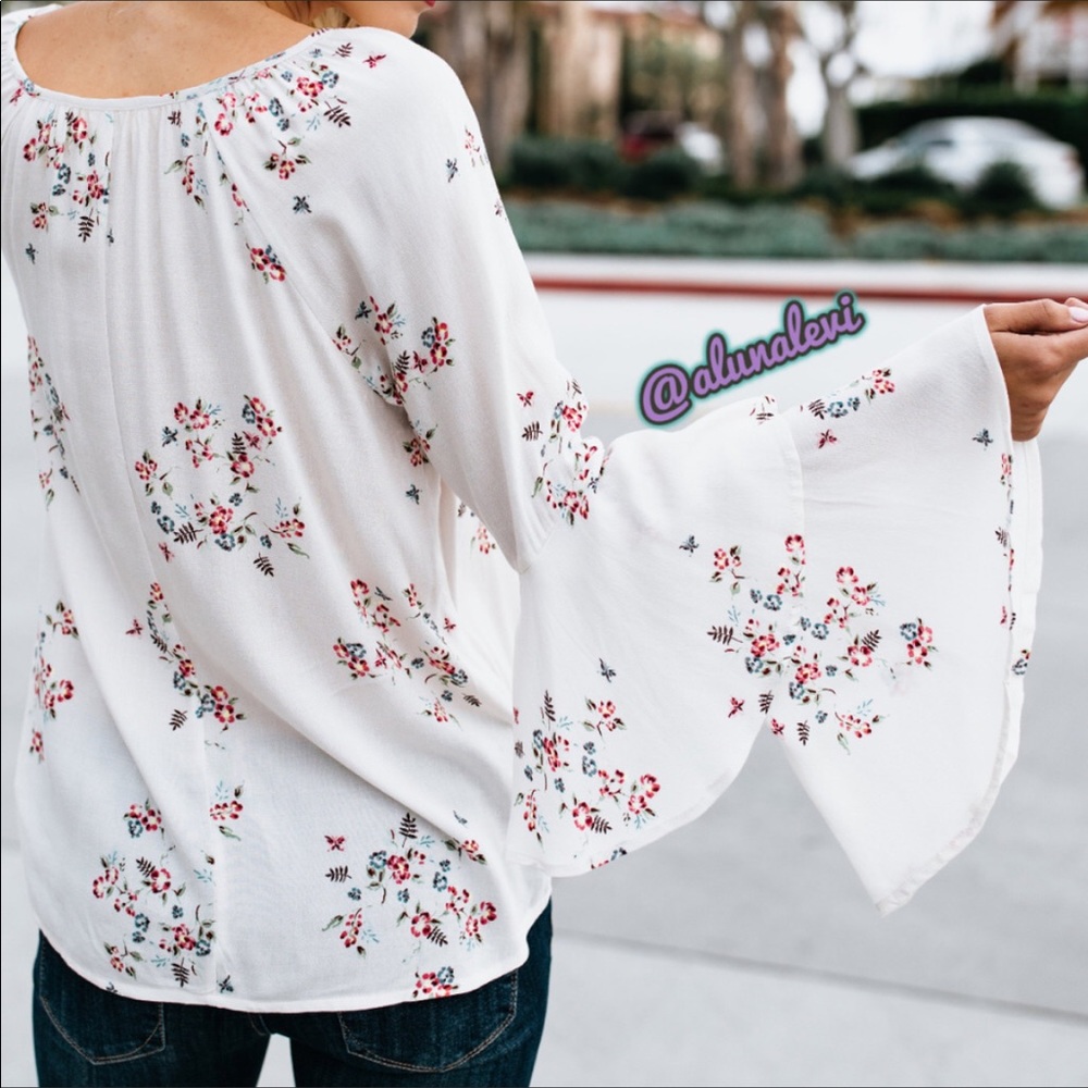 ❗️Sale ❗️ ' Floral Printed Flare Sleeve Blouse - Picture 4 of 8